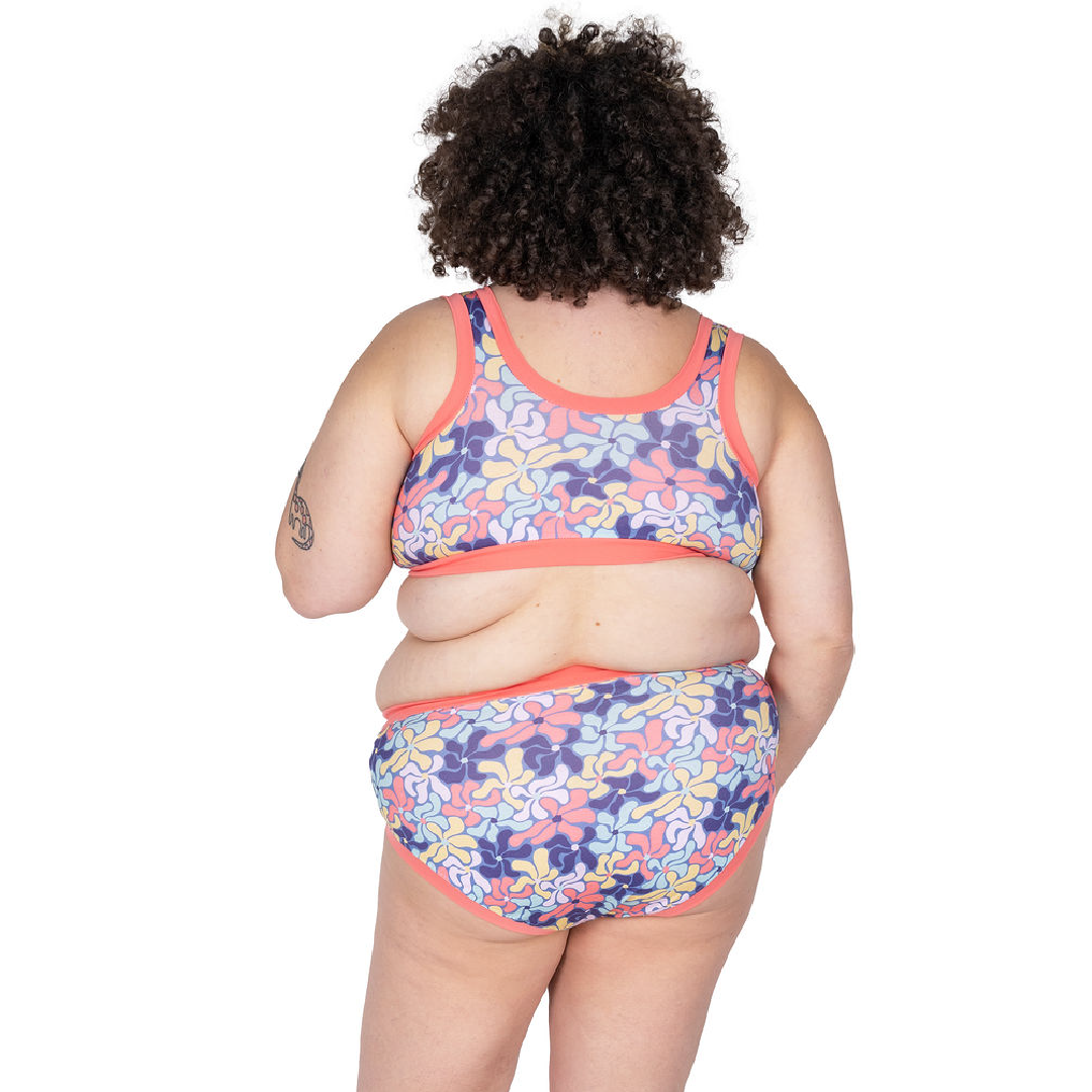 Back view of Sofaya wearing a Wavy flowers bra and high rise briefs